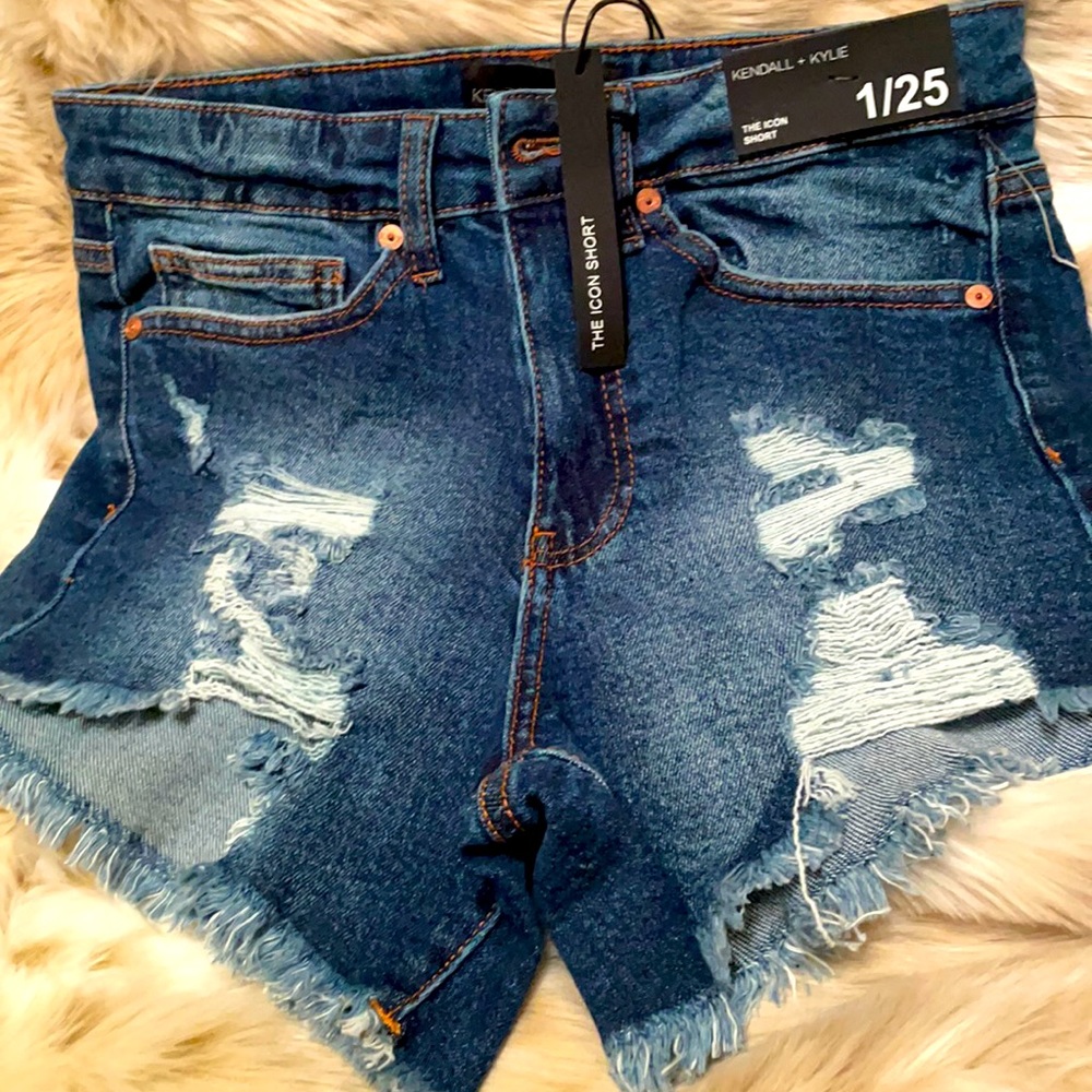 Kendall & Kylie dark denim cut-off  shorts ready for Summer fun days! 💕💙🤍🌸*1